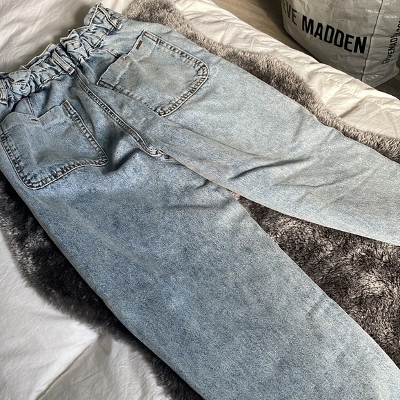 Zara size 2 cinched waist jeans - Picture 3 of 3